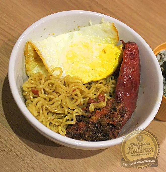Indomie goreng single plus telur, smoked beef dan cornet dibandrol dengan harga 22 ribu - Mycoffee