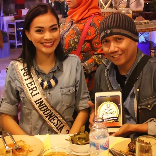  Kezia, puteri Indonesia 2016 sangat antusias setelah di perkenalkan dengan situs www.makassarkuliner.com, yang merupakan Panduan Kuliner Terkini di Makassar.