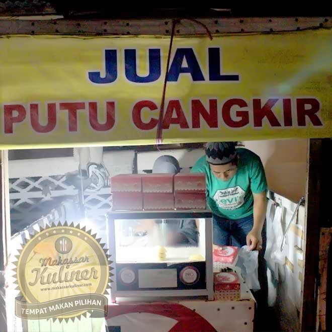Penjual Putu Cangkir yang Beralamatkan jalan Tamalate 1 samping Toko kue Adijaya