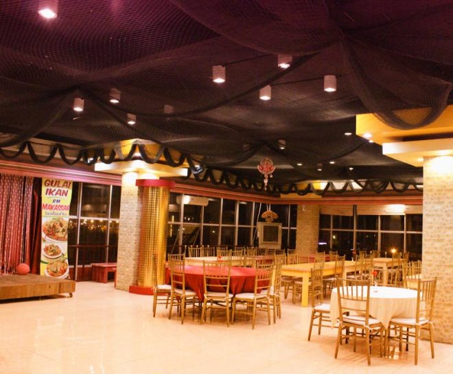 Ruang makan tertutup kaca dengan fasilitas panggung untuk berbagai acara