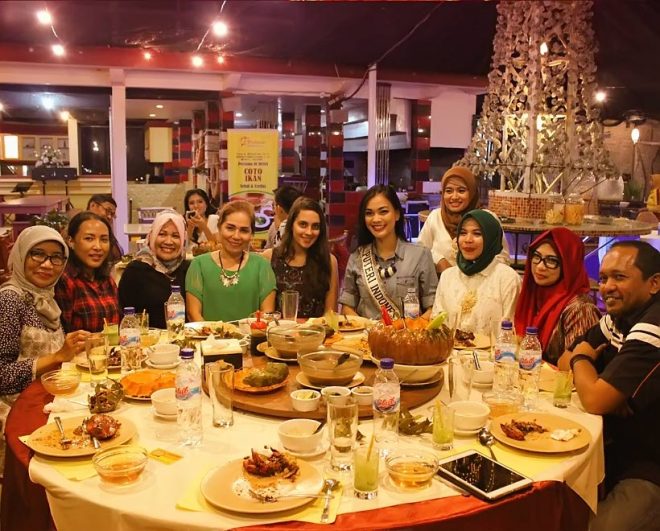 Tim dari Puteri Indonesia 2016 beserta Pemilik Resto menikmati hidangan seafood yang nikmat