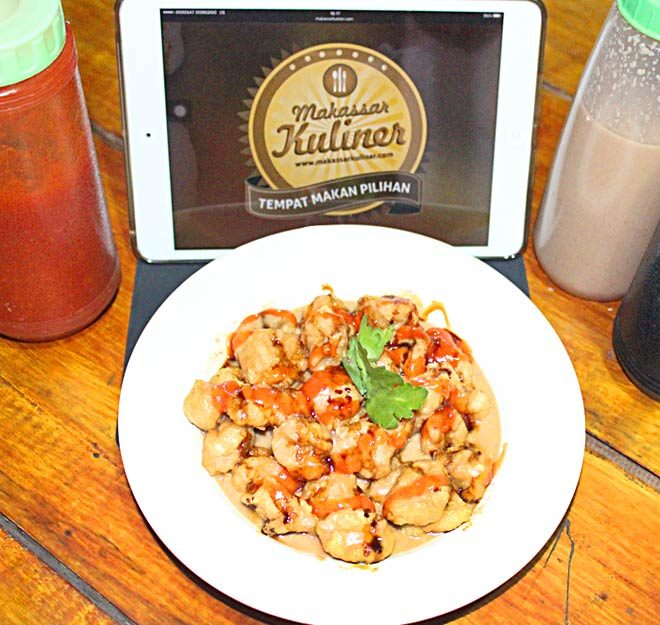 Bakso goreng terdiri dari Bakso ayam yg dikelola dengan menggunakan bahan alami tanpa pengawet dengan bumbu yang aman.