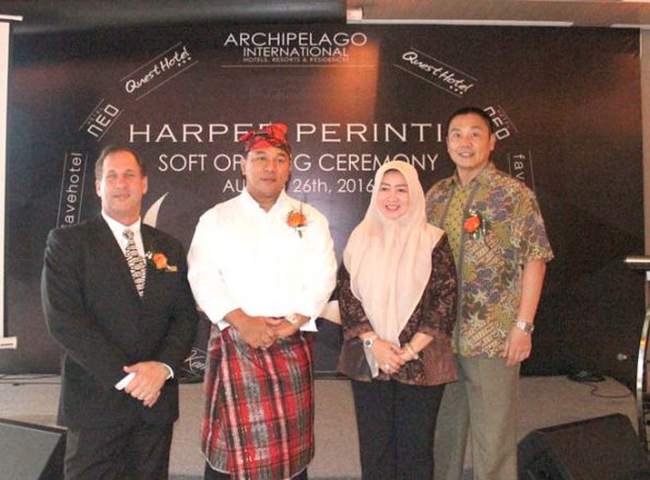 Ibu Ir. Hj. Rusmayani Madjid, MSP sebagai Kepala Dinas Pariwisata dan Ekonomi Kreatif Kota Makassar Bersama Managemen Hotel Harper Perintis Makassar