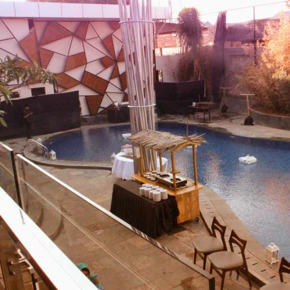 Resto yang berdekatan swimming pool di Hotel Harper Perintis