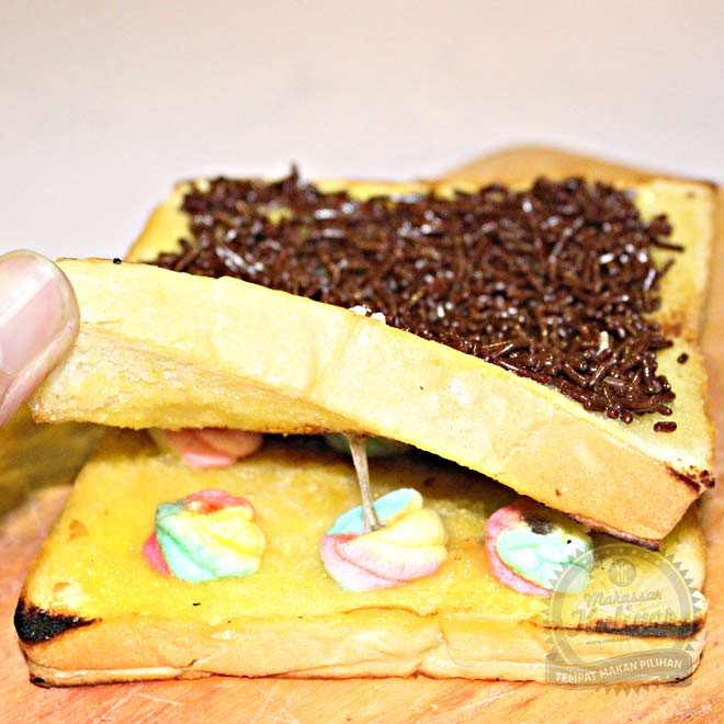 - Roti Deluxe ; Rocomar: Roti Cokelat Marshmallow Rp 14.900,-