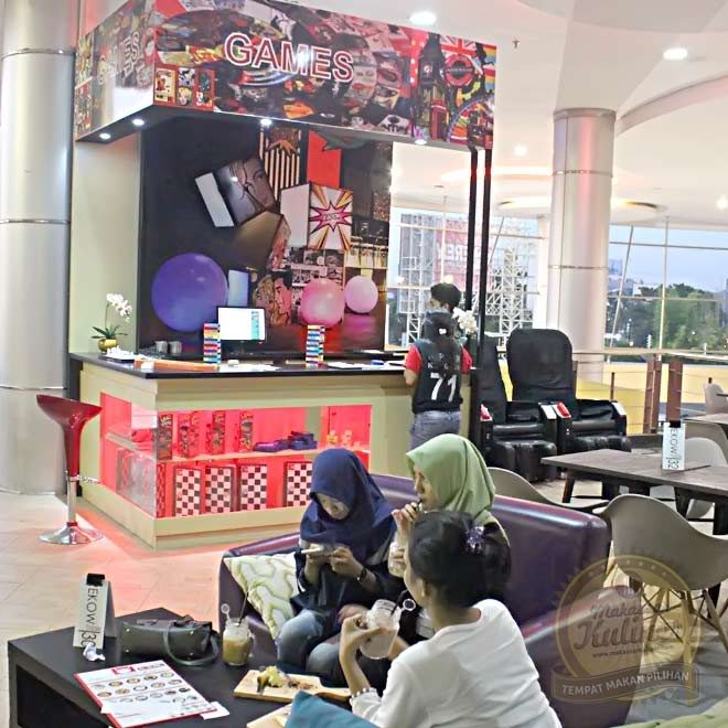 Republik Kongkow tempat asik dengan fasilitas kursi pijat refleksi, Playstation 3 & 4, serta Games Board,