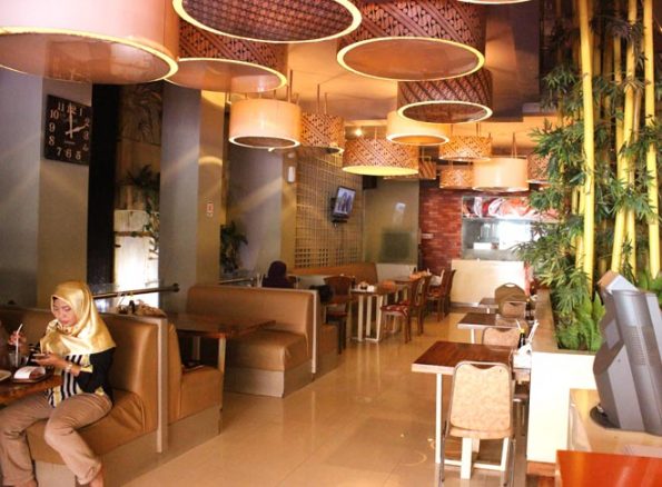 Suasana yang santai dan nyaman dengan interior yang menarik, di AGS jalan Sulawesi no 285. tempat yang sangat cocok bersama kerabat dan keluarga