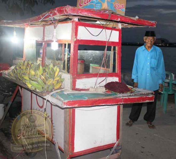 Daeng Sollong mengaku telah menjajakan pisang epe sejak puluhan tahun yang lalu sejak tahun 1977 dengan gerobak kesayangannya. 