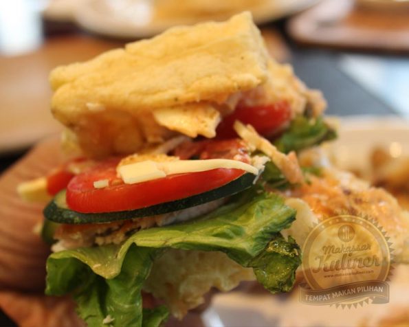 Chiken Sandwich (Sweet waffle with fried chicken breast) Harga : Rp 35.000,-