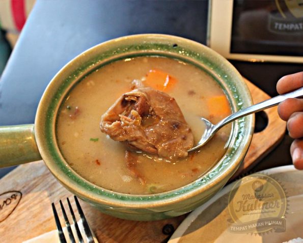 Menu sup kaki kambing ini tampil dengan isi potongan daging kambing, potongan wortel, kentang. Potongan dagingnya empuk sehingga ketika dikunyah sensasi bumbunya ikut keluar dari tiap gigitan dagingnya