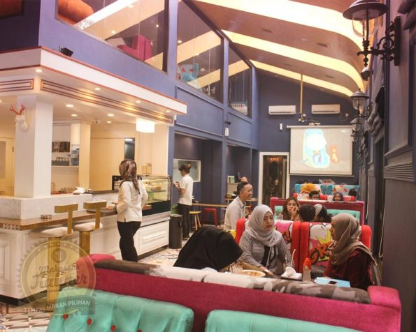 Cafe Sante by Jeux tampil dengan interior 'Pop Art' yang unik serta berbagai menu andalan yang asik untuk bersantai.