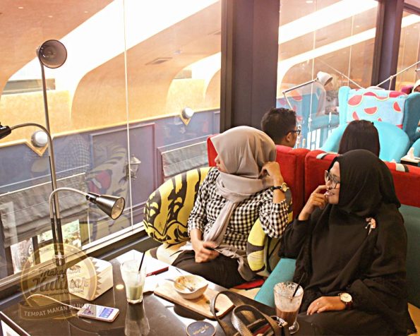 Pengunjung di Lantai dua dengan interior serta view yang menarik