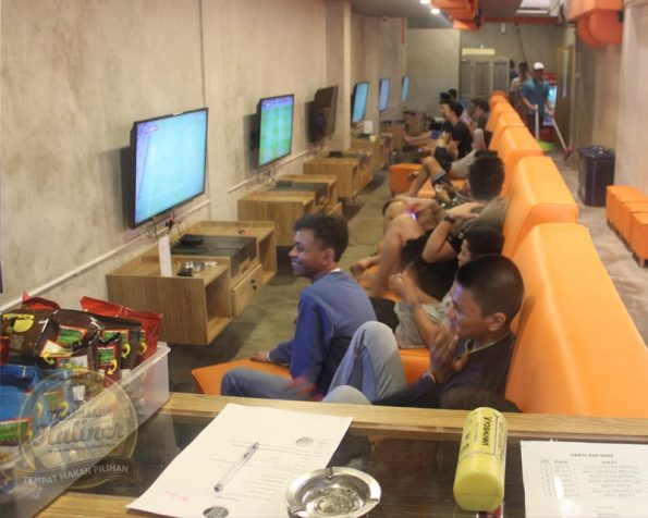 Jeux Game Centre terdiri dari dua lantai dengan biaya rental Rp 11.000,-/jam