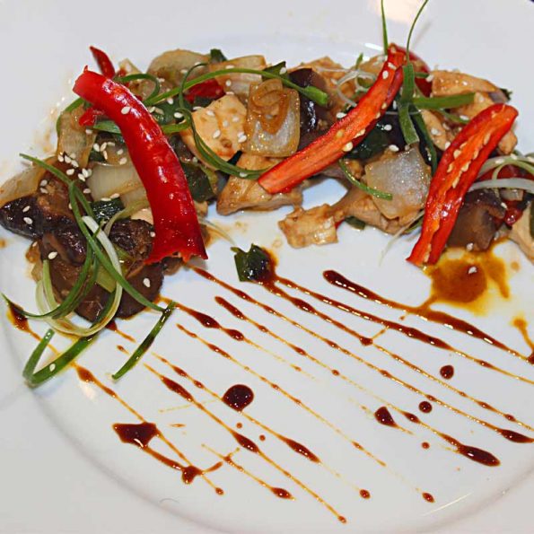 Ayam kungpao olahan chef Gungun Chandra menjadi semakin lezat denan mengunakan Scanpan