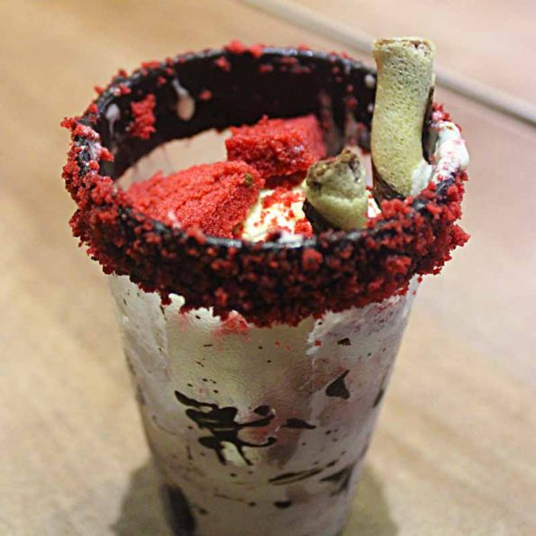 Begini Nikmatnya Red Velvet Sundae berupa Ice Cream Vanilla yang diberi topping Red Velvet Cake sangat menggiurkan. 