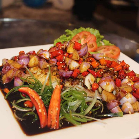 Masakan ikan dengan taburan sambel rica rica ala Chef Gungun Chandra mengunakan Scanpan dalam memasaknya
