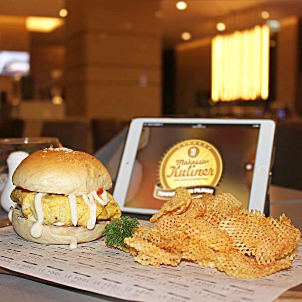 Masala Burger dengan tambahan keripik harga Rp. 75.000 nett
