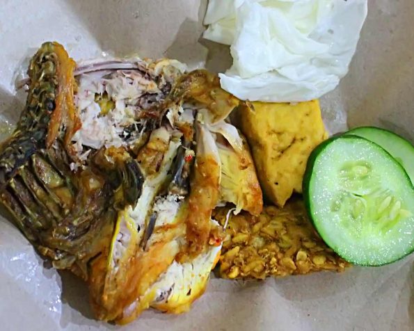 Ayam yang renyah setelah digepuk dengan sambal terpisah, harga satuan sangat terjangkau hanya Rp 17.000,-
