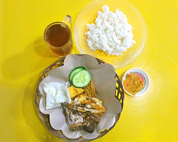 Ayam Gepuk Pak Gembus Promo Paket Hemat 25 ribu rupiah, paket ini terdiri dari Ayam gepuk, Sambel dengan level sesuai selera, nasi putih, tempe dan tahu serta es teh, khusus makan di tempat.