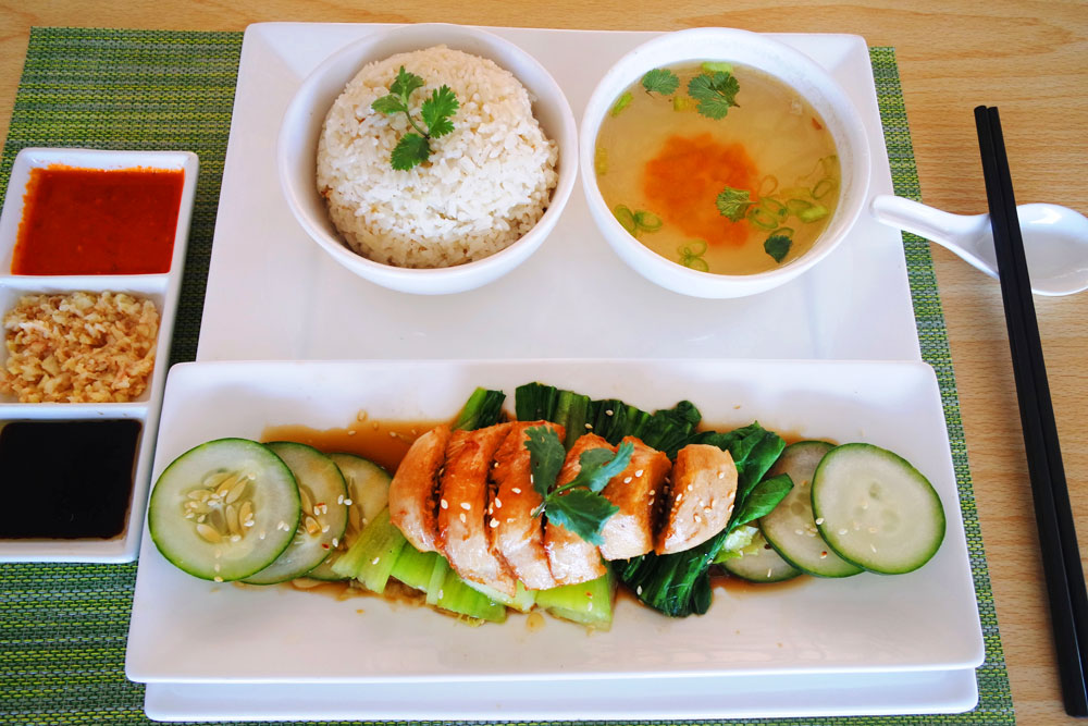 Gurihnya Hainan Chicken Rice & Beef Noodle ala Gammara Hotel | Makassar ...