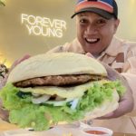 Ada Big Burger di Forever Young Cafe Resto Makassar